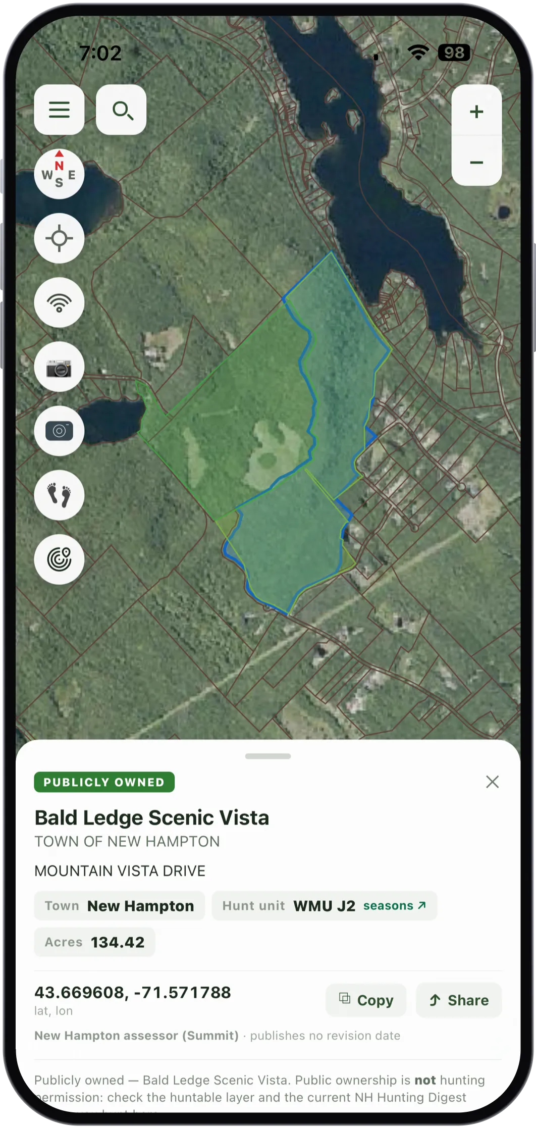 The card for Bald Ledge Scenic Vista on aerial imagery, the parcel shaded green. It reads PUBLICLY OWNED, Town of New Hampton, Mountain Vista Drive, town New Hampton, hunt unit WMU J2, 134.42 acres, and coordinates 43.669608 and -71.571788 with copy and share buttons, sourced from the New Hampton assessor (Summit), which publishes no revision date.
